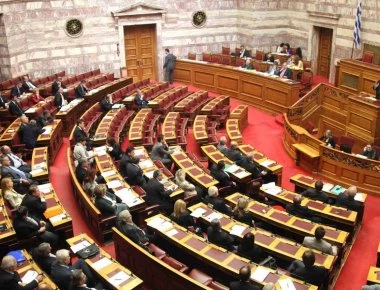 Βουλή: Πέρασε η τροπολογία για τον κατώτατο μισθό - Άγριες κόντρες και αλαλούμ στο Ποτάμι